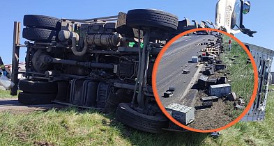 Groźny wypadek pod Śremem i dziesiątki akumulatorów na drodze