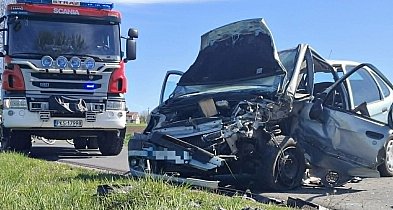 Przód auta został zmiażdżony. Kierowca Citroena utknął we wraku