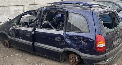 Skradziona taksówka, odnaleziona w punkcie złomu. Była w stanie rozkładu