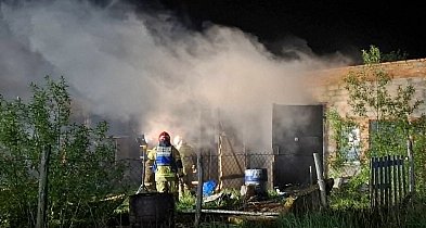 Z budynku niewiele zostało. W akacji brali udział także strażacy z Gostynia