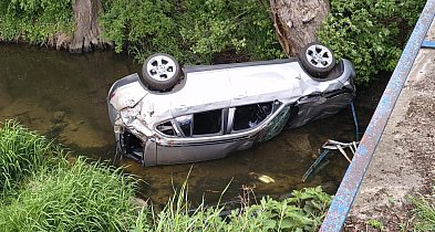 Leżał zakrwawiony na chodniku. W rzece znaleziono jego roztrzaskane auto