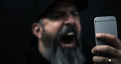 Zadzwonił do urzędu pracy, wyzwał pracownicę i zagroził, że spali budynek