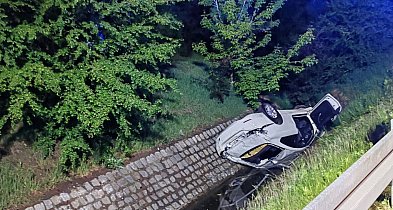 Nocna jazda BMW zakończyła się w rowie. W aucie były cztery młode osoby