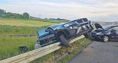 BMW wypadło z drogi i zawisło na barierce. Ale mogło skończyć się gorzej