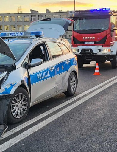 Toyota wjechała w radiowóz! Dwóch policjantów zostało rannych-84107