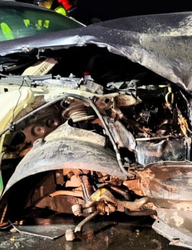 Auto skasowane! Po zderzeniu z ciężarówką,19-letni kierowca BMW...-84479