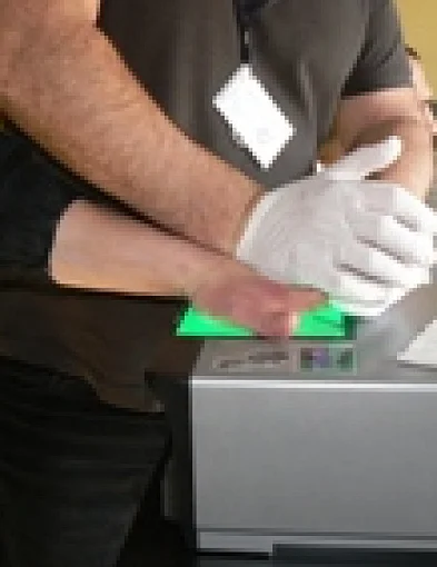 Szok! Chodził po mieście i strzelał do zaparkowanych samochodów-84728