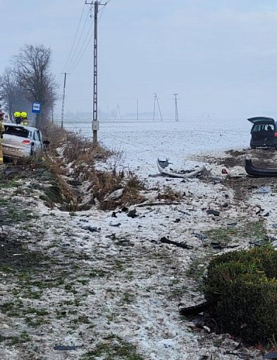 Seat w polu, Ctroen na jezdni, a między nimi zniszczona kapliczka-85266