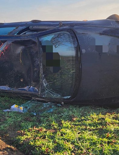 BMW wyleciało z drogi i dachowało na polu. Za kierownicą 21-latek-85350