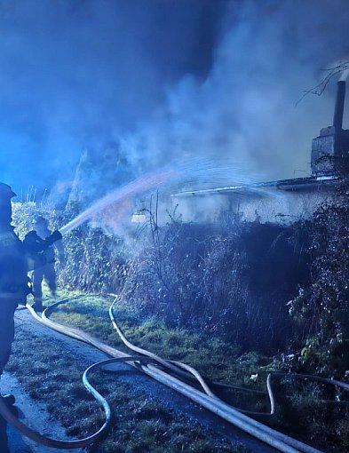 Wieczorna akcja na działkach. Sprawdzali, czy ktoś nie został w środku-85521