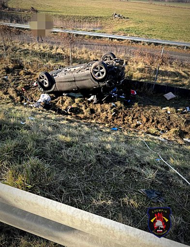 Auto runęło ze skarpy i dachowało. W środku był uwięziony 12-latek-85797