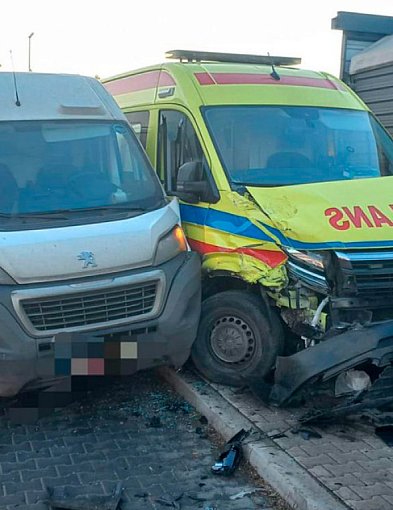 Jadąc na sygnale popełnił błąd! Karetka rozbita, kierowca ukarany mandatem-85992