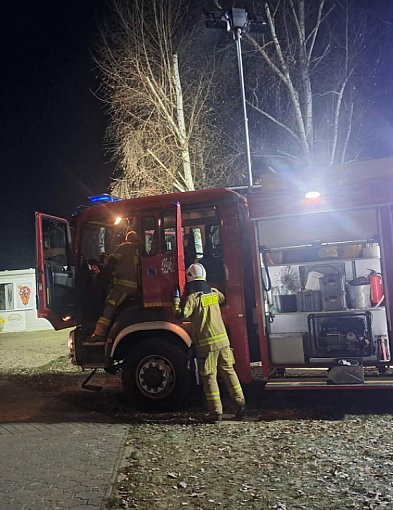 Dym unosił się nad plażą w Cichowie. Ogień pojawił się w budce z lodami-86173