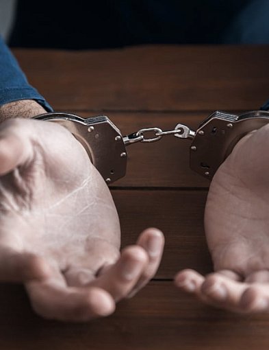 W środku nocy, w kajdankach na rękach przyszedł do strażaków. I nie był...-86260