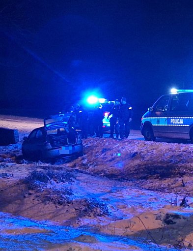 Policyjny pościg przez trzy powiaty! Zaczęło się na stacji paliw...-86410