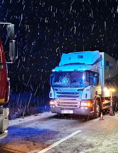 25-latek walczy o życie w szpitalu. Został potracony przez ciężarówkę-86398