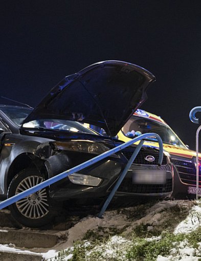 Jechała z dzieckiem i straciła panowanie. Auto "zawisło" na barierkach-86497