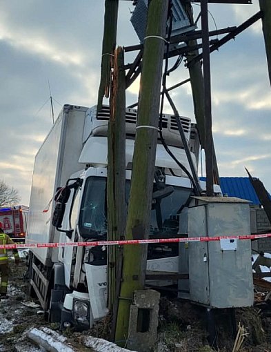 Kierowca stracił przytomność. Wjechał prosto w słup energetyczny-86533