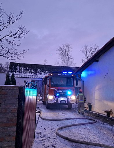 Siano stanęło w ogniu, potem dach. Na czas wyprowadzono zwierzęta-86713