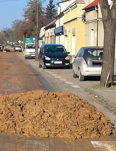 Góra obornika wylądowała na drodze. Smród ciągnął się "przez pół miasta"