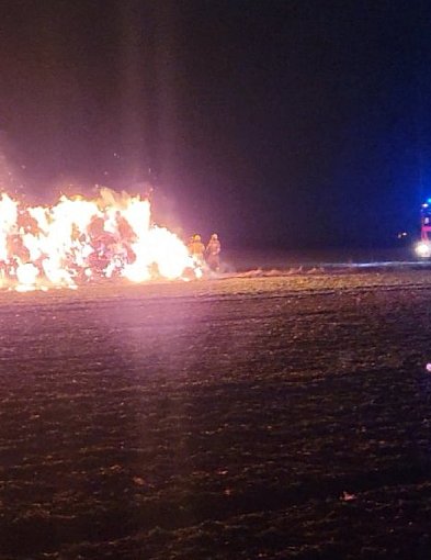 Słoma zapłonęła, wiatr zrobił resztę. Podejrzewają, że doszło do podpalenia