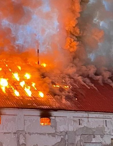 To był wyścig z czasem! Potężny ogień zagrażał sąsiednim budynkom...