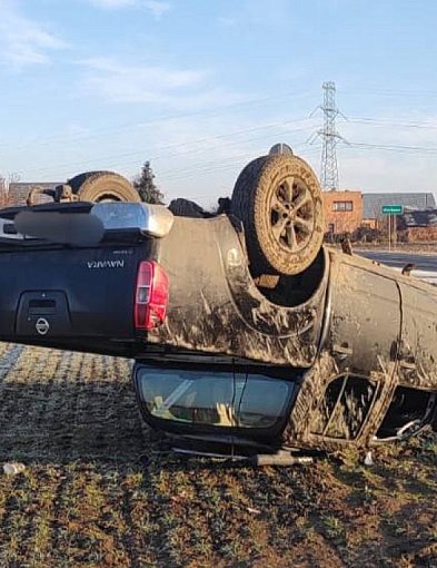 Terenowe auto wypadło z drogi i dachowało w polu. W środku trzy osoby