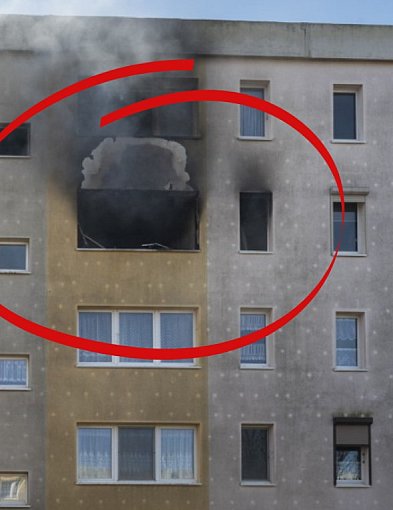 Pożar mieszkania w bloku. Ogień odciął niektórym drogę ewakuacji.