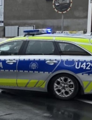 Stała przy drodze, w piżamie i kapciach. Nie potrafiła powiedzieć...