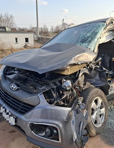 Wjechała na obwodnicę, prosto pod ciężarówkę z drewnem. Była zakleszczona