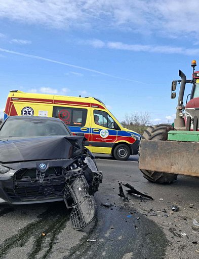 Skręcał w lewo i nie zdążył. Ciągnik cały, ale BMW zniszczone