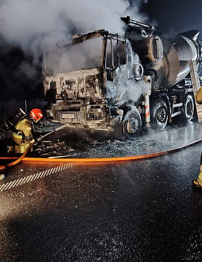 Kabina ciężarówki stanęła w ogniu. Został z niej tylko wrak