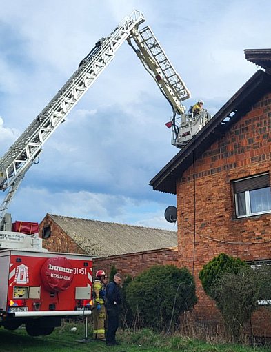 Ogień zauważyli sąsiedzi z naprzeciwka. Nie czekali ani chwili...