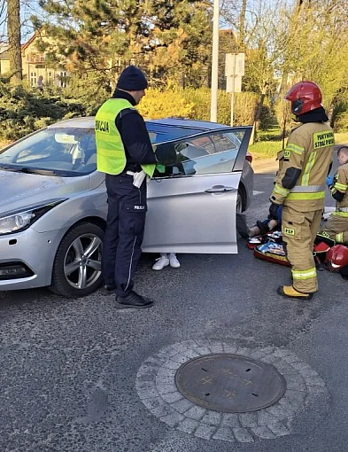 Groźne potrącenie na pasach. Samochód uderzył w dwoje 60-latków