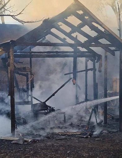 Z szopy zostały tylko zgliszcza. Strażacy bronili też pobliskiego domu