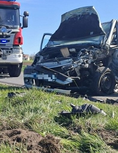 Przód auta został zmiażdżony. Kierowca Citroena utknął we wraku