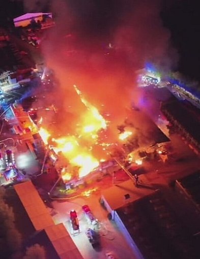 Z hali praktycznie nic nie zostało. Strażacy całą noc walczyli z ogniem