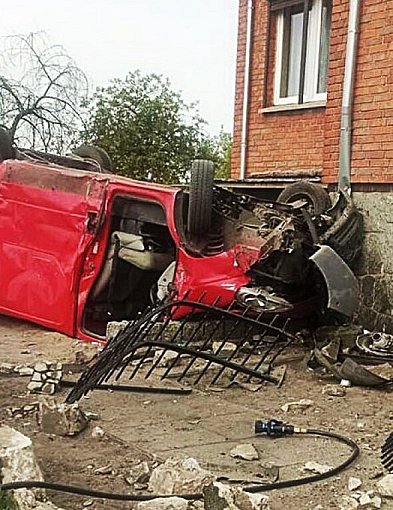 Zniszczone ogrodzenie to najmniejszy problem. Kierowca był kompletnie pijany