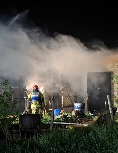 Z budynku niewiele zostało. W akacji brali udział także strażacy z Gostynia