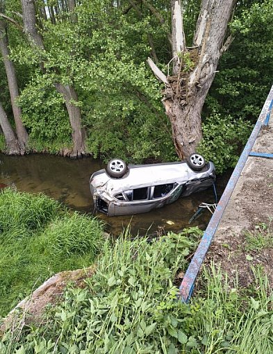 Leżał zakrwawiony na chodniku. W rzece znaleziono jego auto...
