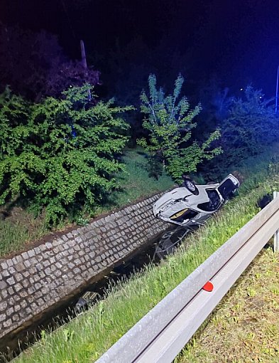 Nocna jazda BMW zakończyła się w rowie. W aucie były cztery młode osoby