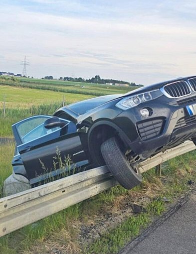 BMW wypadło z drogi i zawisło na barierce. Ale mogło skończyć się gorzej