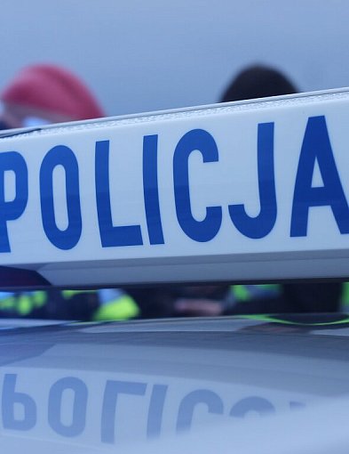 Zapatrzył się w telefon i wjechał do rowu. 18 latka trafiła do szpitala