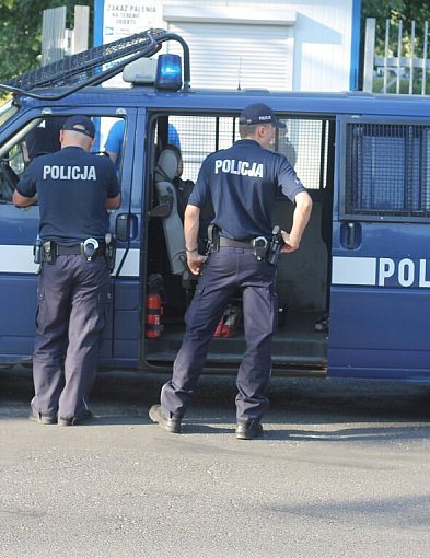 Zuchwała kradzież w Śremie. Policja szuka mężczyzny w białej czapce