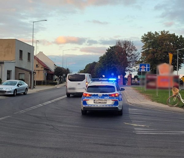 Niebezpieczne zderzenie w Krobi. Auto wjechało w nastolatkę. Dziewczyna miała...-82503