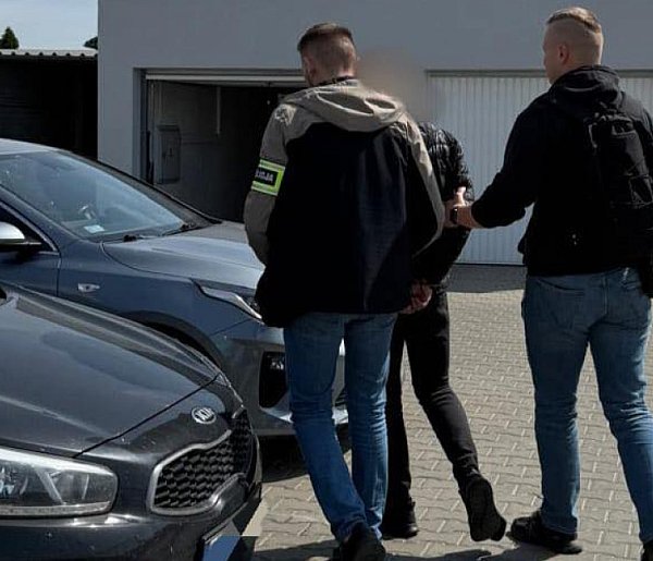 Przytrzymali go za szyję i zabrali gotówkę! Brutalny atak na młodego mężczyznę-82817