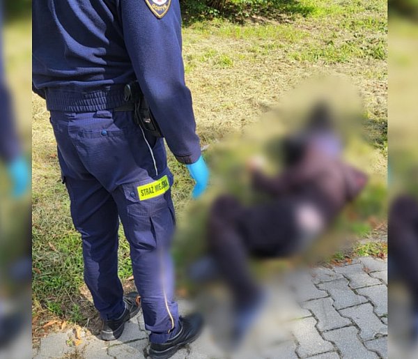 Mężczyzna leżał przy placu zabaw. Twierdził, że... musi tylko nabrać sił-82813