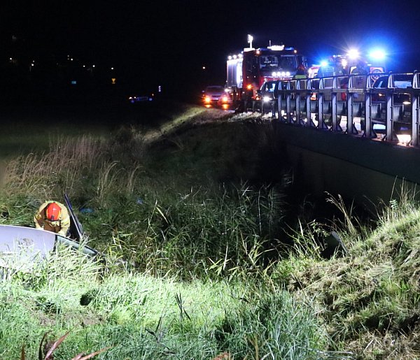 Nocny wypadek pod Gostyniem. Auto wylądowało pod mostem. Trzy młode ...-83262