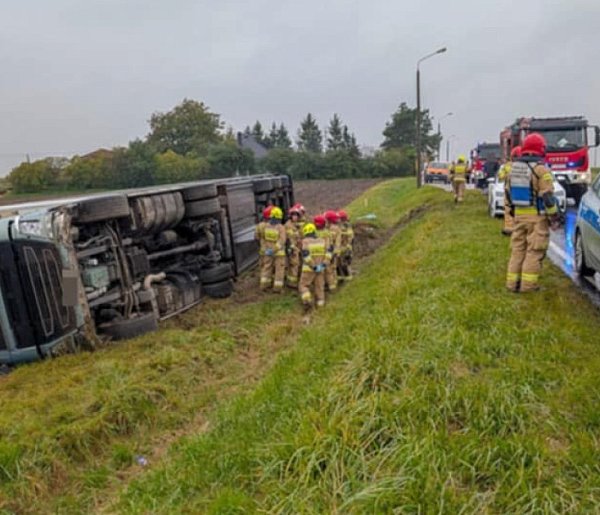 Ciężarówka na gostyńskich blachach w polu! W środku śmierdzący ładunek-83339