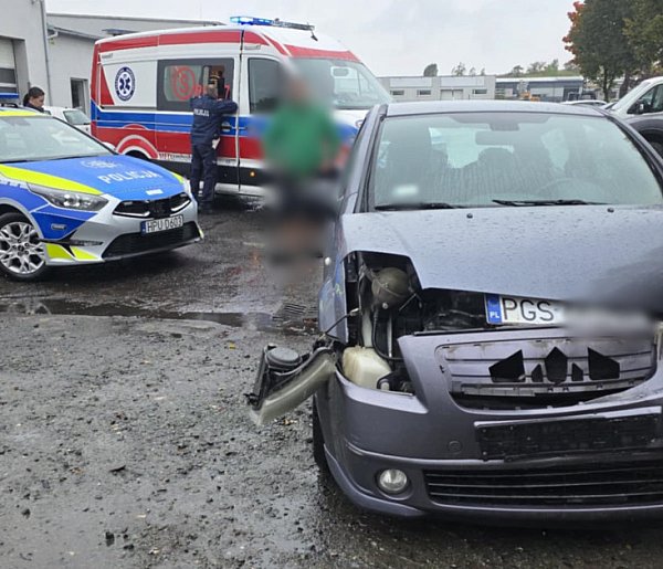 Czołowe zderzenie na jednej z ulic w Gostyniu. Do szpitala trafił pasażer...-83343
